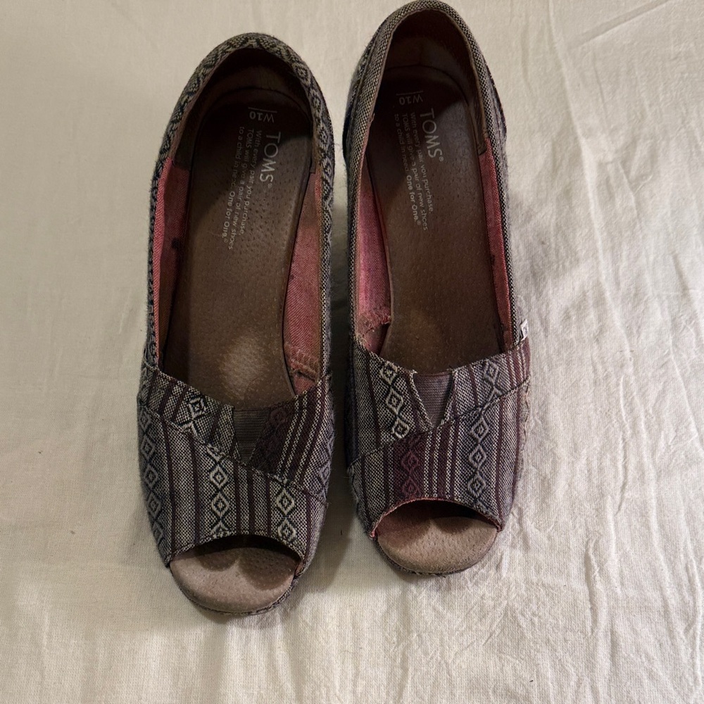 Used: Tom’s black Nepal weave women’s wedges size women’s 10